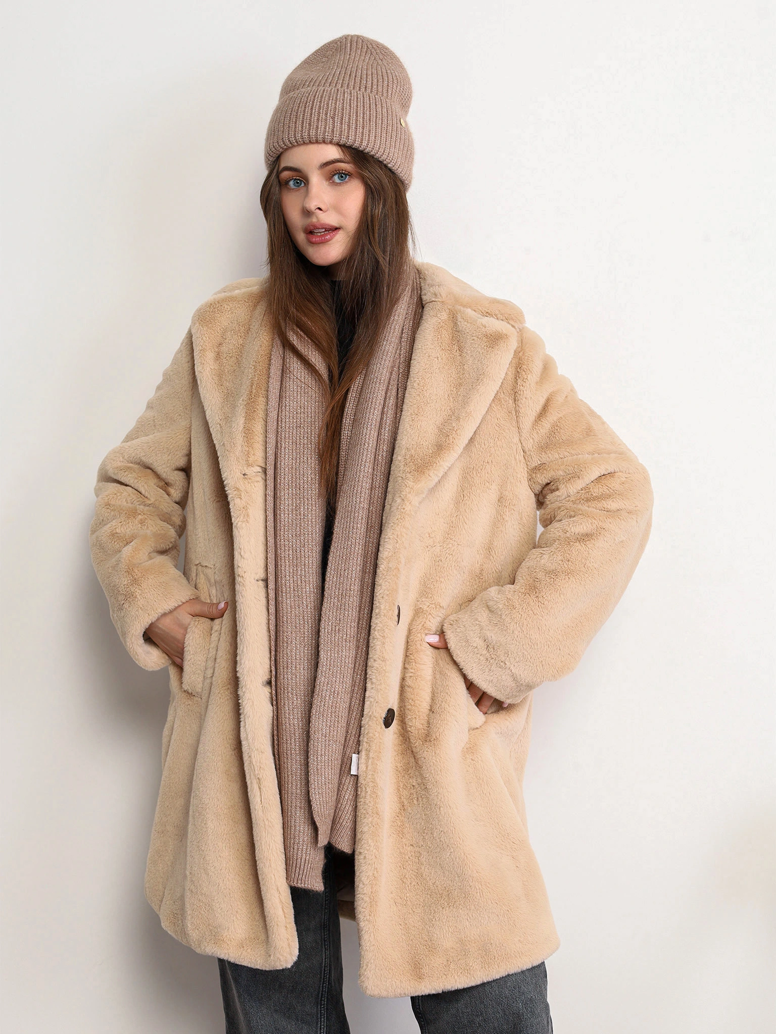 Шарф с декоративной нашивкой и люрексом бежевого цвета